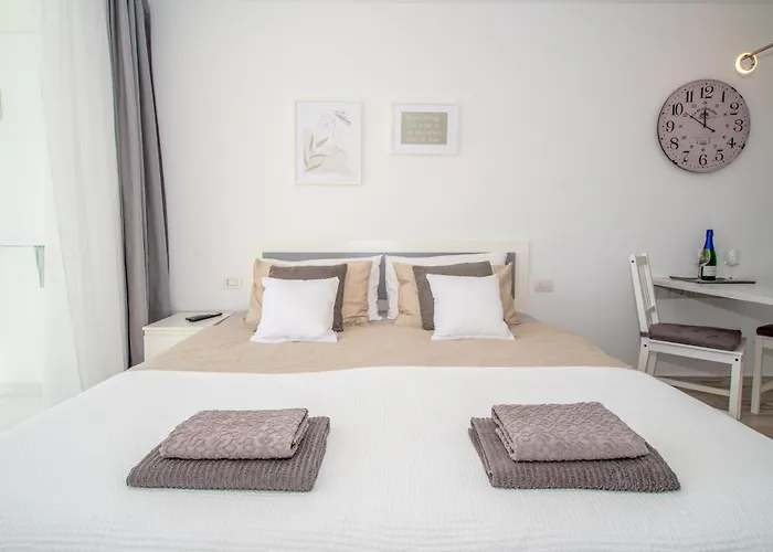 Modern Ponderosa, Americas アデヘ