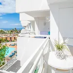 Modern Ponderosa, Americas 아파트