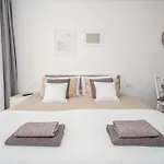 Modern Ponderosa, Americas 아데제